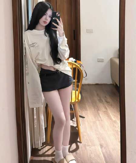 느긋한 바람 알파벳 프린트 티셔츠 디자인 센스 화이트 긴팔 티셔츠 여성 루즈핏 슬림해 보이는 인사이드 가져 가라. 기본 셔츠