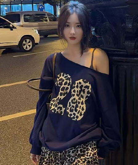 아메리칸 레트로 핫걸 루즈핏 레오파드 무늬 숫자 프린트 후드티 여성 가을 블루 색상 비스듬한 어깨 긴팔 맨위
