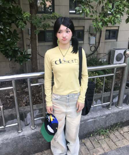 황색 아메리칸 긍정적 인 어깨 긴팔 티셔츠 여성 이른 가을 알파벳 프린트 핫걸 기본 셔츠 몸매 가꾸기 도파민 맨위 ins