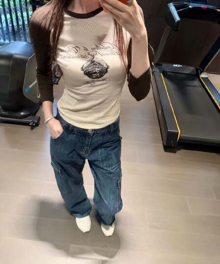 아메리칸 레트로 배색 삽입 어깨 긴팔 티셔츠 여성 가을 브라운 쌀 패치워크 색상 알파벳 프린트 몸매 가꾸기 슬림해 보이는 맨위 여성