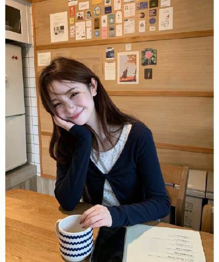 한 부서 꽃무늬 페이크 레이어드 긍정적 인 어깨 긴팔 티셔츠 여성 조기 가을 달콤함 착용 가져 가라. 몸매 가꾸기 슬림해 보이는 기본 셔츠 맨위