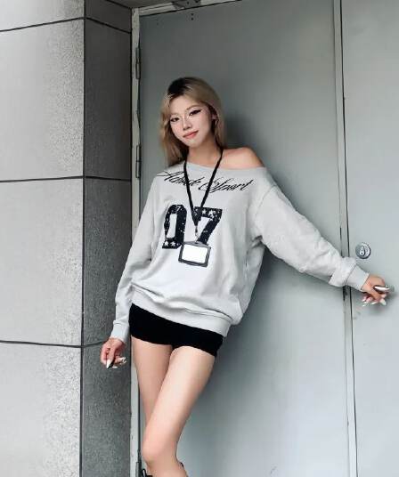 오프숄더 후드티 디자인 센스 루즈핏 작은 대중 알파벳 프린트 달콤한 차가운 맨위 2026 년 새로운