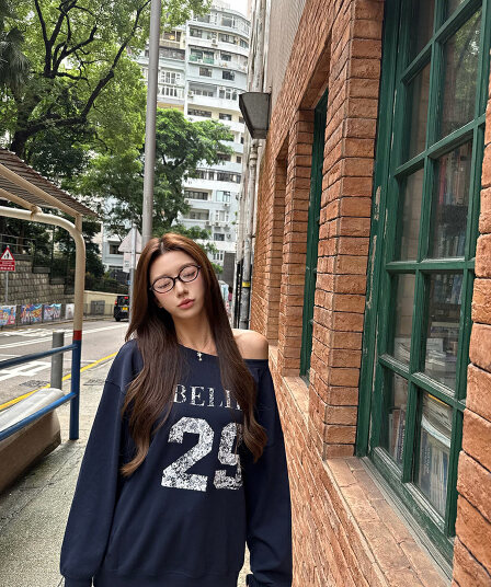 알파벳 프린트 비스듬한 어깨 긴팔 후드티 여성 루즈핏 느긋한 디자인 센스 오프숄더 맨위