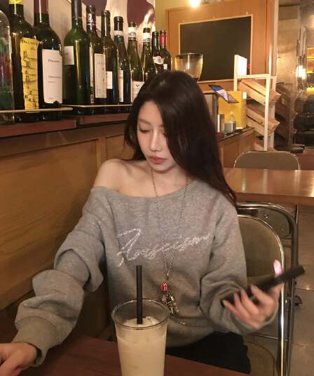 아메리칸 레트로 디자인 센스 비스듬한 어깨 긴팔 후드티 여성 2026 가을 새로운 오프숄더 맨위