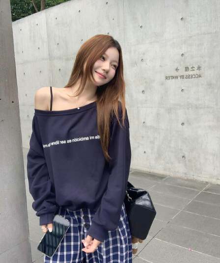 핫걸 해군 비스듬한 어깨 긴팔 티셔츠 여성 봄 가을 오프숄더 디자인 센스 아메리칸 후드티 캐주얼 루즈핏 맨위