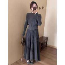 批发<b class='q'>秋</b>季新款时尚简约针织套装女<b class='q'>秋</b>冬圆领条纹衫高腰半身裙两件套