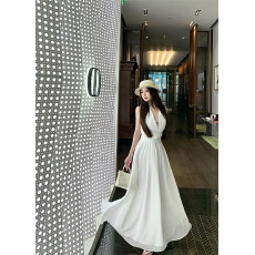 批发实价实拍~法式气质性感V领挂脖连衣裙女新款高级感收腰显大摆<b class='q'>长裙</b>