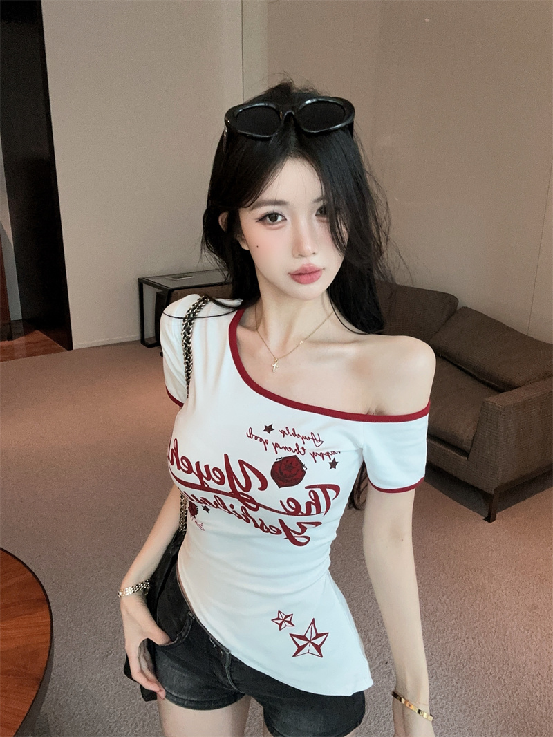 정가 실사 아메리칸 핫걸 비스듬한 어깨 반팔 티셔츠 여성 2026 여름 몸매 가꾸기 슬림해 보이는 아니요 규제 오프숄더 맨위