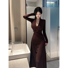 批发实拍实价纯欲性感 V领长袖<b class='q'>连衣裙</b>女设计感收腰气质加厚包臀长裙子