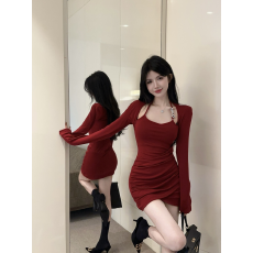 批发实拍实价圣诞新年红纯欲挂脖<b class='q'>连衣裙</b>女收腰显瘦不规则性感包臀短裙