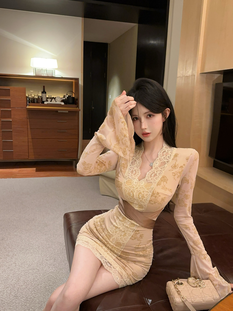 실사 정가 순수한 욕망 섹시함 나팔 소매 V넥 레이스 여성 드레스 핫걸 품격 허리 수축 슬림해 보이는 타이트 스커트