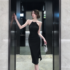 批发<b class='q'>实拍</b>实价绝美辣妹气质修身性感珍珠挂脖设计感高腰显瘦开叉连衣裙