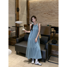 批发实拍实价度假风挂脖吊带<b class='q'>牛仔</b>连衣裙女设计感宽松显瘦气质蛋糕<b class='q'>长裙</b>