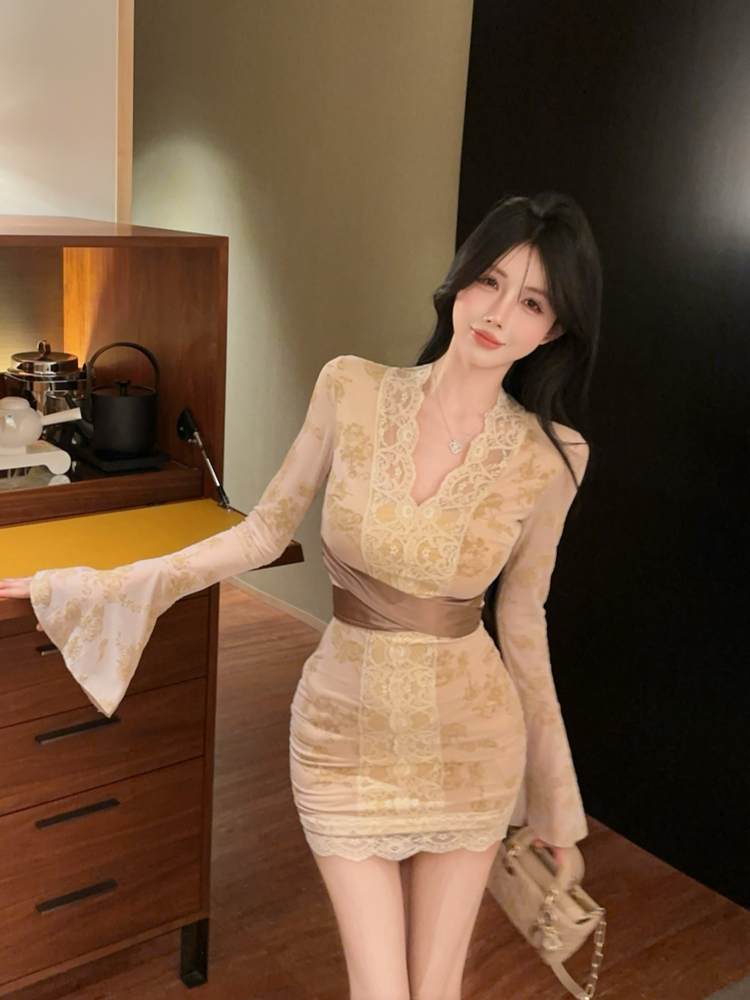 纯欲性感喇叭袖V领蕾丝连衣裙女辣妹气质收腰显瘦包臀裙 服裝批發女裝批發服飾貨源