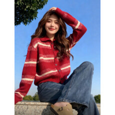 批发本命年新年穿搭红色条纹翻领毛衣<b class='q'>外套</b>女秋冬老钱风宽松针织开衫厚