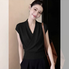 批发<b class='q'>不规则</b>交叉V领杏色短袖T恤女夏季薄款小众不撞款冰丝针织短袖上衣