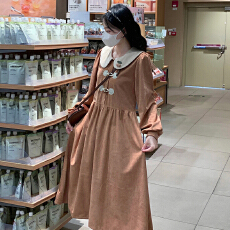 批发咖色娃娃领灯芯绒<b class='q'>连衣裙</b>女早秋复古牛角扣宽松减龄中长款大摆裙子