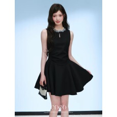 批发QDQD 千金风<b class='q'>连衣裙</b>手工珠片领夏季褶皱收腰气质高级感无<b class='q'>袖</b>背心裙