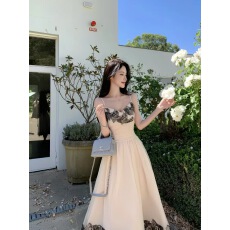 批发JustQin【莉莉安庄园】2026新春装性感花边吊带<b class='q'>连衣裙</b>女收腰长裙