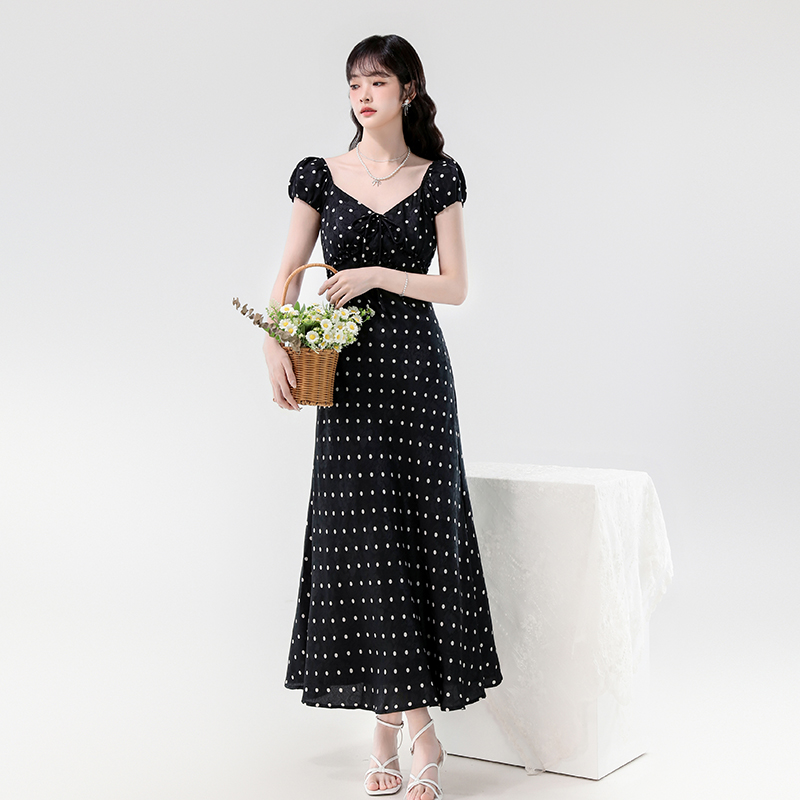 실사 2026 여름 새로운 프랑스식 우아함 새틴 어둠 곡물 고급 센스 도트 무늬 허리 수축 슬림해 보이는 롱 코트 드레스