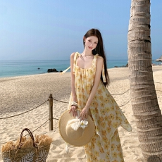 批发泰国海岛风度假裙不规则黄色碎花吊带绑带连衣裙海边宽松流苏长裙