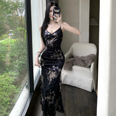 批发实拍法式收腰显瘦包臀裙V领后背交叉性感吊带大摆裙中长款<b class='q'>连衣裙</b>