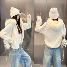 SG / 杨依姗 FW雪顶暖绒 狐狸毛领连帽华夫格毛衣外套