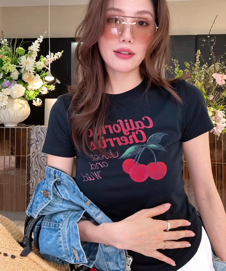 붉은 체리 알파벳 프린트 화이트 반팔 티셔츠 여성 여름 얇은 스타일 긍정적 인 어깨 라운드 넥 몸매 가꾸기 반소매 동정 맨위