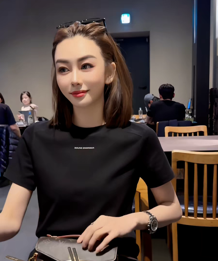 외국 가스 연령 감소 chic 라운드 넥 반팔 티셔츠 여름 여성 의류 2026 새로운 패션 다용도 연령 감소 슬림해 보이는 맨위
