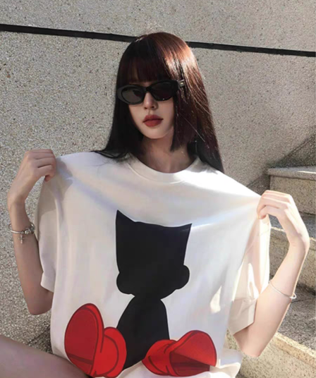 여름 반팔 티셔츠 여성 한 부서 슬림해 보이는 2026 새로운 폭발 긍정적 인 어깨 루즈핏 반소매 디자인 센스 동정 맨위