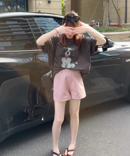 여름 반팔 티셔츠 여성 한 부서 슬림해 보이는 2026 새로운 폭발 긍정적 인 어깨 루즈핏 반소매 디자인 센스 동정 맨위