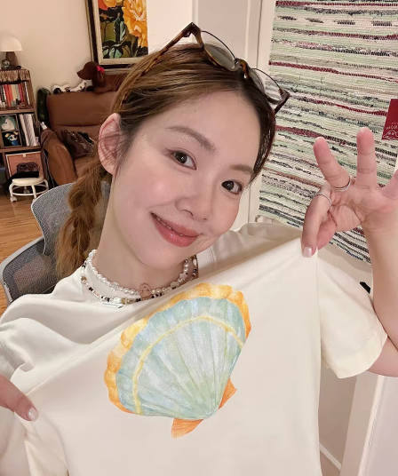 여름 반팔 티셔츠 여성 한 부서 슬림해 보이는 2026 새로운 폭발 긍정적 인 어깨 루즈핏 반소매 디자인 센스 동정 맨위