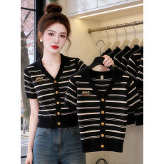 批发<b class='q'>韩版</b>轻奢风条纹V领短袖针织衫女2026夏季新款百搭翻领修身款上衣