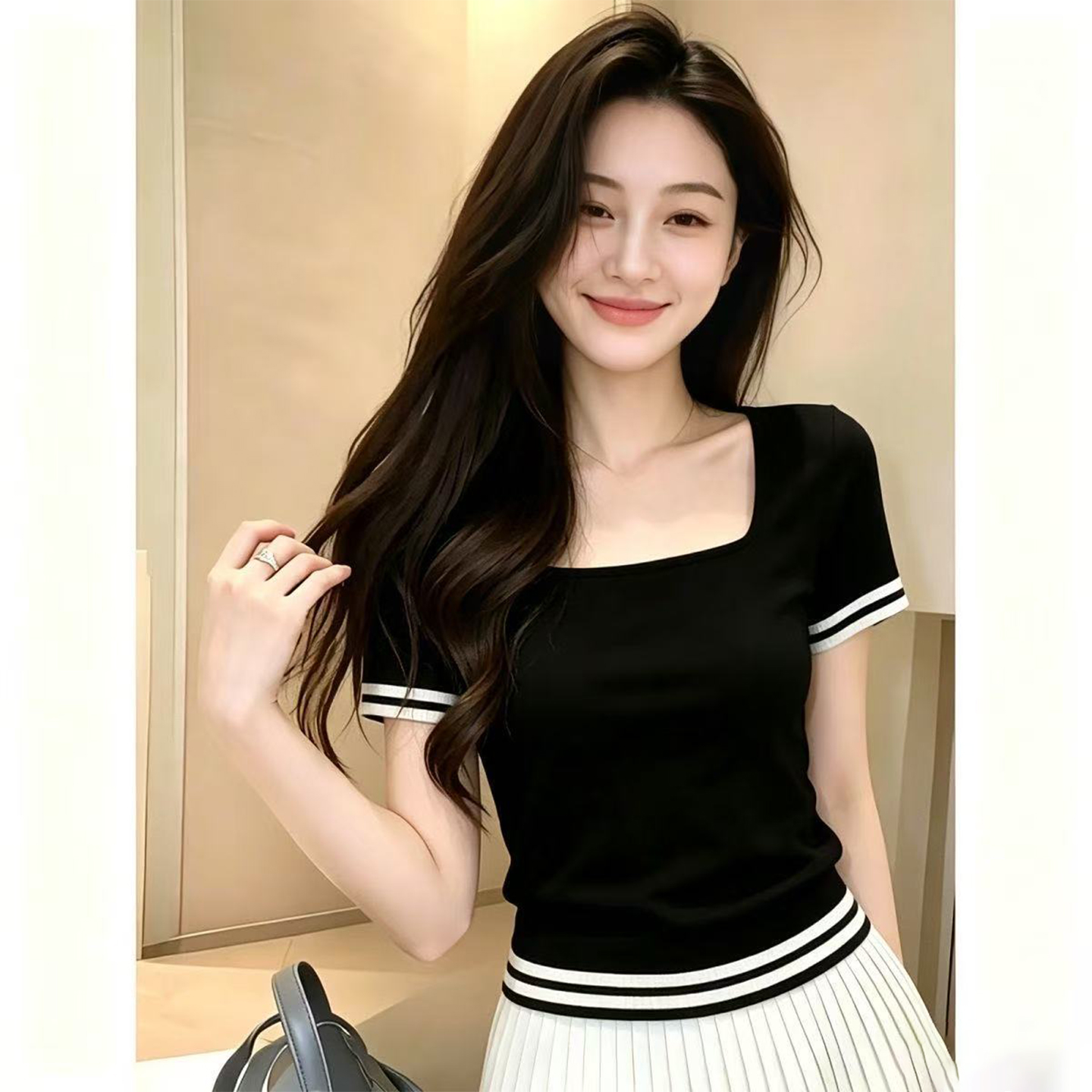 검정색 광장 칼라 배색 스트라이프 미니멀리즘 몸매 가꾸기 반팔 티셔츠 여성 2026 여름 한 부서 절묘한 고급 센스 맨위