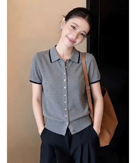 출퇴근 품격 다용도 회색 배색 측면 POLO 칼라 반팔 티셔츠 여성 여름 새로운 미니멀리즘 니트 스웨터 맨위
