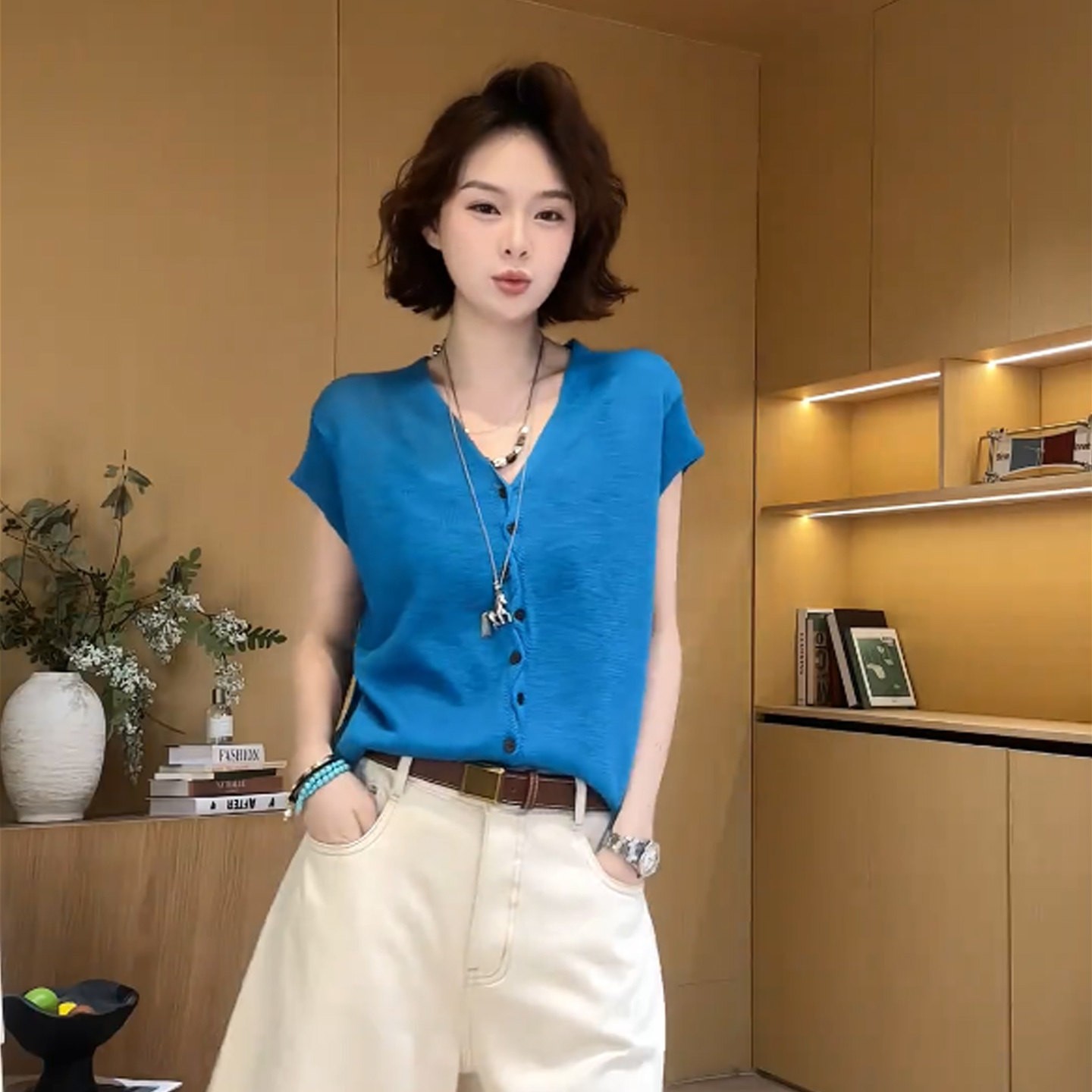 고급 센스 빛 럭셔리 잘 생긴 V넥 반팔 티셔츠 여성 여름 새로운 패션 루즈핏 슬림해 보이는 외출용 얇은 니트 맨위