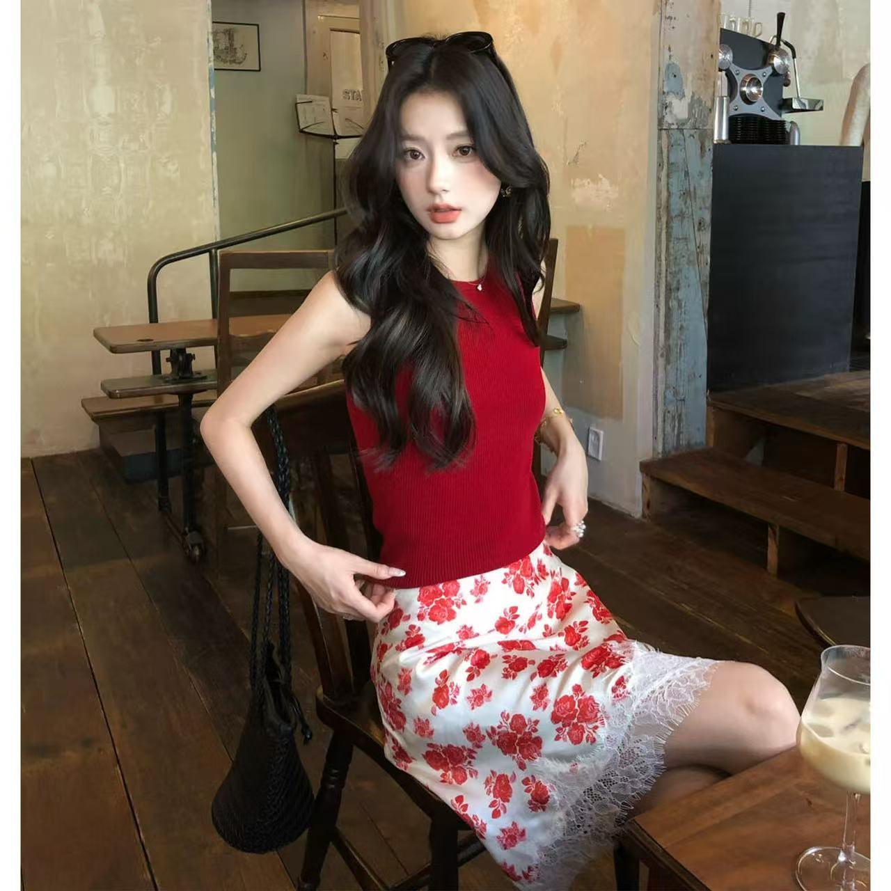 빨간색 품격 민소매 조끼 레이스 꽃무늬 반 스커트 2026 여름 새로운 핫걸 디스플레이 화이트 휴가 세트 여성 의류