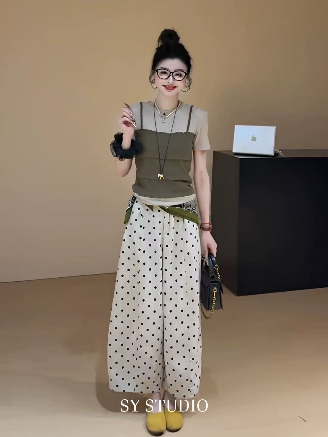 여름 아름다운 장난기 넘치는 작은 세트 패치워크 물결무늬 측면 페이크 레이어드 반팔 티셔츠 허리밴드 도트 무늬 바지 투피스 세트