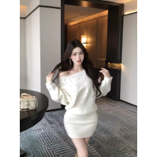 批发小香风烫钻针织<b class='q'>连衣裙</b>女秋冬纯欲性感一字肩包臀裙<b class='q'>蝙蝠</b>袖毛衣裙子