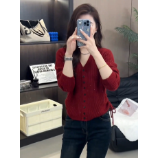 时尚洋气长袖v领单排扣抽绳针织红色毛衣女秋冬2025新款韩系穿搭