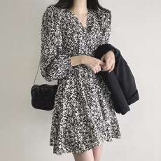 批发<b class='q'>秋</b>装新款大码女装气质高级感盐系v领碎花长袖连衣裙