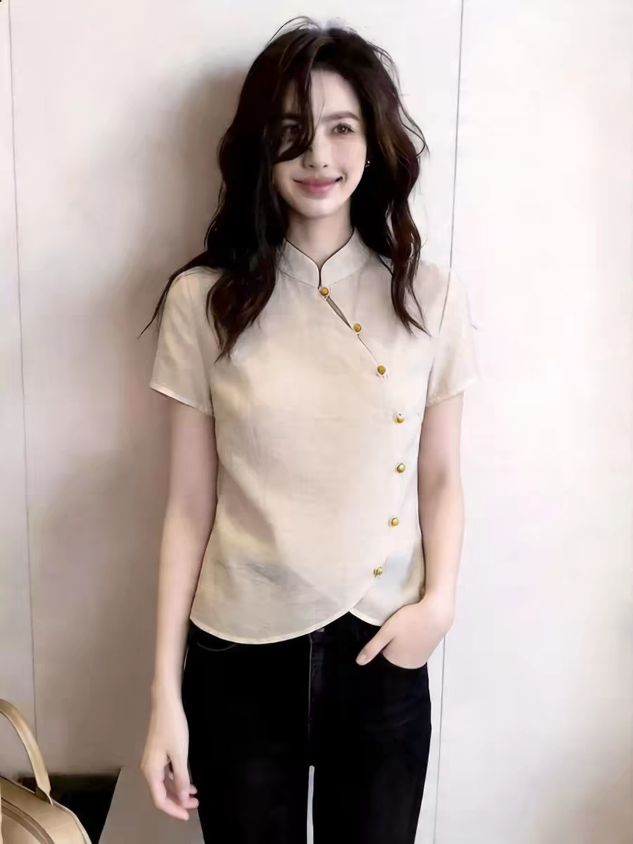 새로운 중식 스탠드 칼라 비스듬한 문 襟 반팔 맨위 여성 의류 여름 2026 베이지 색 슬림해 보이는 품격 디자인 센스 작은 대중
