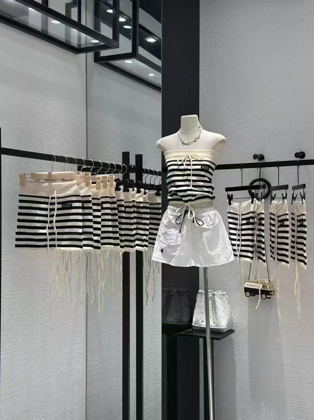 luna 루 Na 410 신제품 스트라이프 튜브탑 맨위 장 원 영어 스타일 디자인 센스 니트 맨위