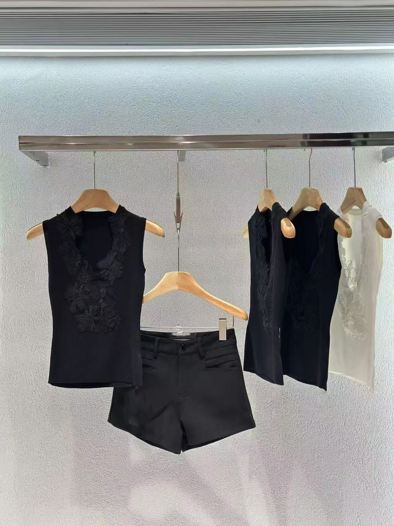 m900 레이스 V넥 민소매 조끼 여성 2026 새로운 여름 품격 허리 수축 슬림해 보이는 몸매 가꾸기 쇼트 스타일 다용도 맨위