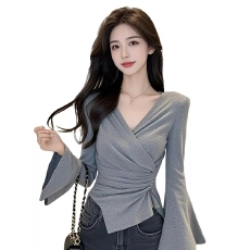 批发灰色<b class='q'>长袖</b><b class='q'>T</b><b class='q'>恤</b>女法式设计感V领高级感小众褶皱修身喇叭袖名媛短上衣