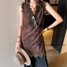 批发时尚V领<b class='q'>蕾丝</b>背心上衣女欧货2025秋季新款钩花镂空无袖叠穿连衣裙