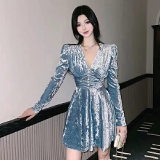 批发复古收腰褶皱肌理<b class='q'>丝绒</b><b class='q'>连衣裙</b>秋冬2025年温柔风V领钻扣抽褶A字短裙