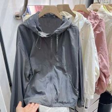 批发双拉链春秋新款<b class='q'>韩版</b>冲锋衣外套女小个子宽松连帽短款风衣夹克