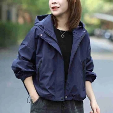 批发连帽冲锋衣外套<b class='q'>女</b>秋季2026新款宽松休闲小个子短款<b class='q'>夹克</b>上衣潮