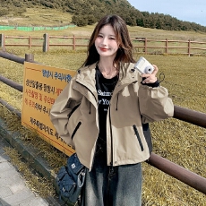 批发冲锋衣女<b class='q'>短</b>款外套2026年新款春秋韩版宽松小个子撞色连帽夹克上衣